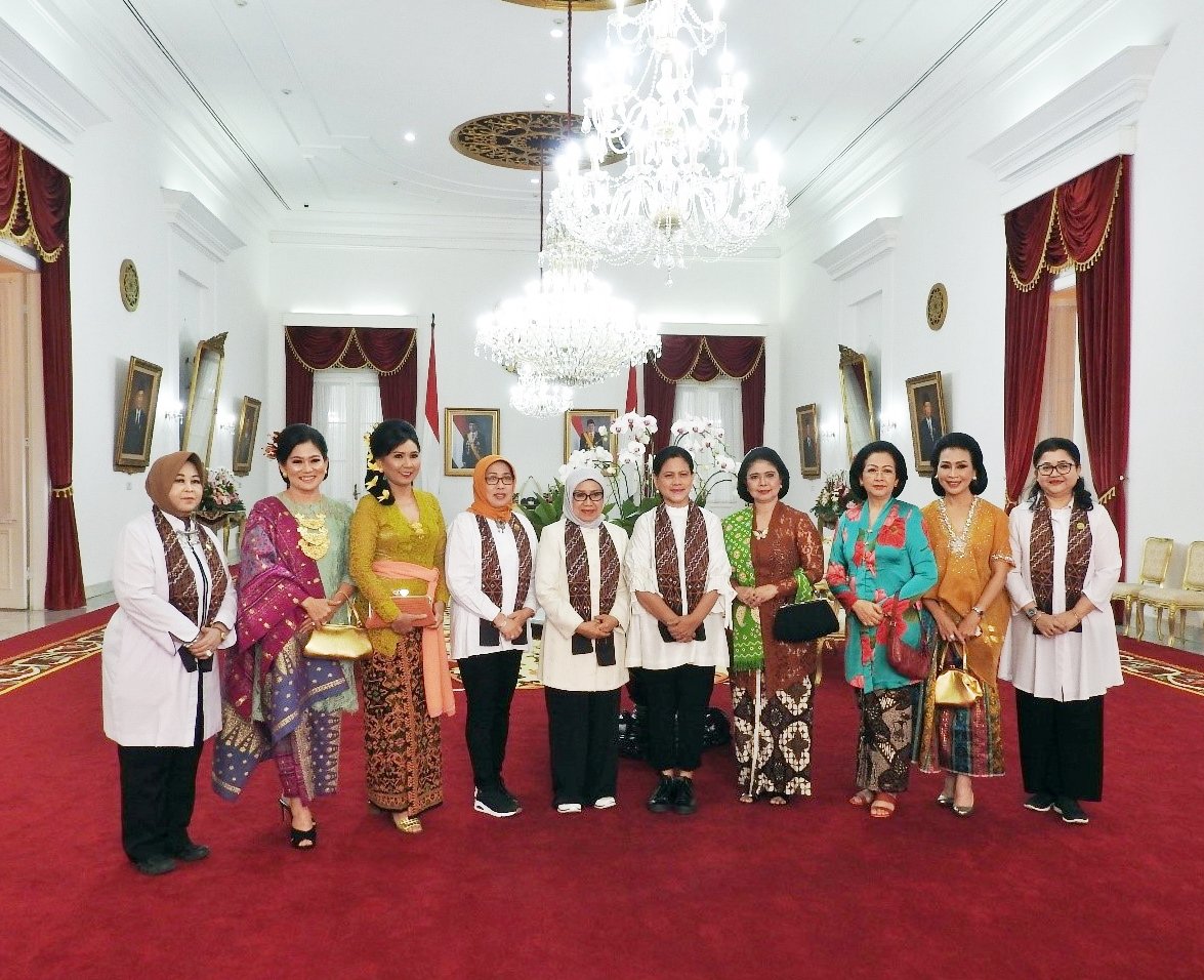 OASE_KK's tweet photo. Hari berikutnya, OASE Kabinet Kerja bersama ibu Negara Iriana dan Mufidah JK rapat audiensi dengan Perkumpulan Perempuan Bersanggul dan Berbusana Nusantara Kamala Nusantara yang diketua oleh Ibu Delia Murwihartini di Istana Yogyakarta, 6 September 2019. 1/3 https://t.co/o7e0KeNLDx