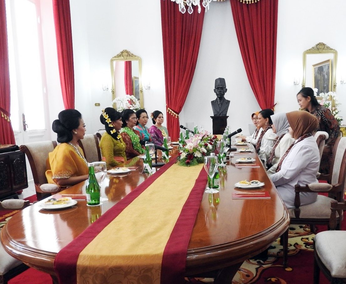 OASE_KK's tweet photo. Hari berikutnya, OASE Kabinet Kerja bersama ibu Negara Iriana dan Mufidah JK rapat audiensi dengan Perkumpulan Perempuan Bersanggul dan Berbusana Nusantara Kamala Nusantara yang diketua oleh Ibu Delia Murwihartini di Istana Yogyakarta, 6 September 2019. 1/3 https://t.co/o7e0KeNLDx
