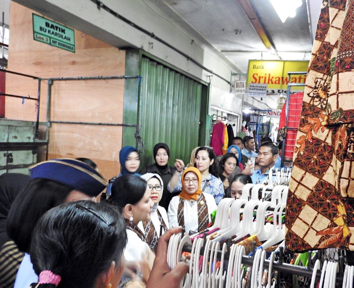 OASE_KK's tweet photo. OASE Kabinet Kerja bersama ibu Negara Iriana dan Mufidah JK kemudian bertolak mengunjungi Pasar Bringharjo Yogyakarta, 6 September 2019. 2/3 https://t.co/xbCP1mmzsD