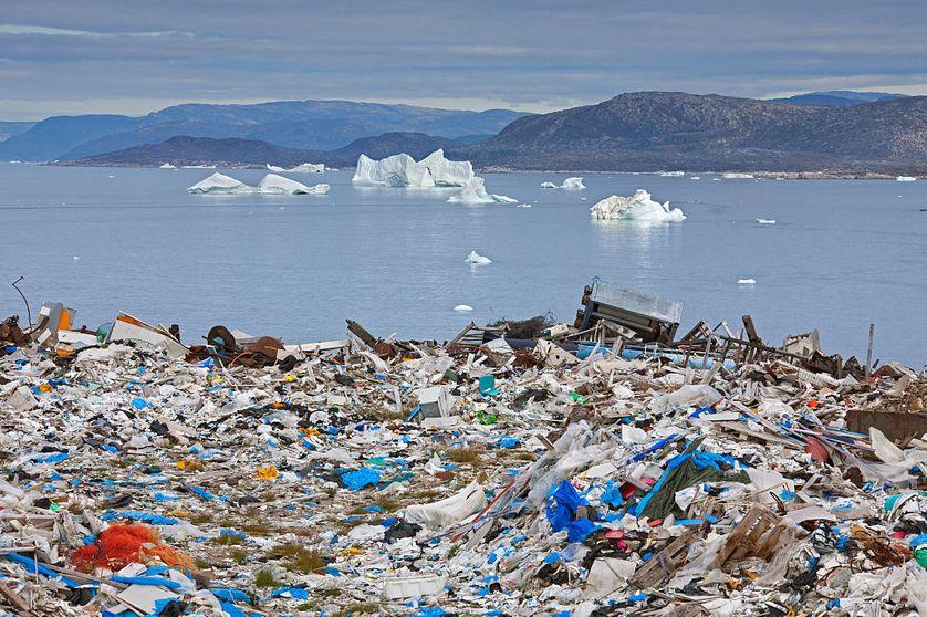 franceculture's tweet photo. Sur les dix tonnes de plastique produites chaque seconde dans le monde, seules 9% sont recyclées... Le continent plastique n’est rien d’autre que le cimetière de la mondialisation où reposent les restes de notre folie de consommation.  https://t.co/a8jiqqX2Qr https://t.co/JijshPLz50