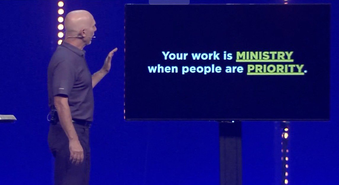 “Tu trabajo se convierte en ministerio cuando la gente es tu prioridad”.  ¡Vive tu fe en donde trabajas!   No importa si eres administrador, carpintero, maestro, o músico😉.....................................me encantó esta platica de <a href="/markmoore330/">Mark E Moore</a> en mi iglesia <a href="/ccvonline/">CCV</a>