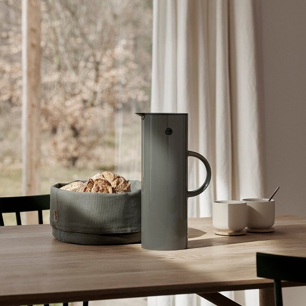 steltondesign's tweet photo. The perfect couple; the EM77 vacuum jug and the original Stelton bread bag. Both now available in new colour 'dark forest'. https://t.co/DB1gkqjk3c
#stelton #AW19 #green #EM77 #vacuumjug #erikmagnussen #breadbag #morningroutine #breakfastisserved https://t.co/gSiM23MKKv