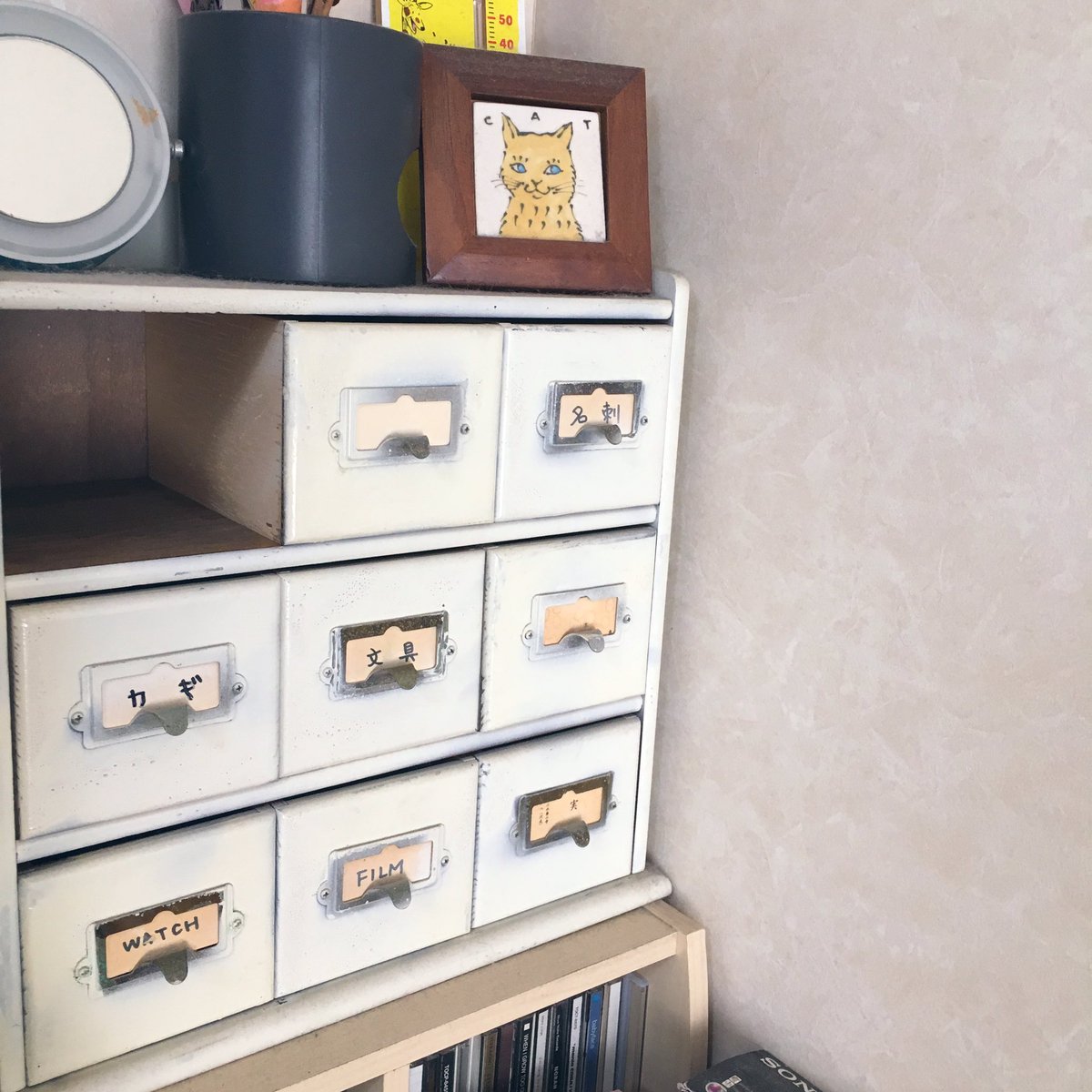 私は家の中で殆ど「探し物」はしません。モノの置き場所を決めているし書類は種類別にファイルするし...あれこれないないと言う人が不思議でした…がっ！爪切りを使うときに、敢えて小引き出しごと出して使ったら引き出しが無くなってしまいました。どこ行ったー