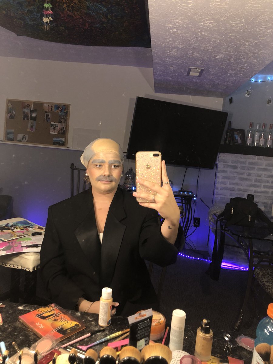 meiaraschaefer's tweet photo. Some girls party, some girls turn into dr.phil. 🙂 https://t.co/Jg45o2hhEE