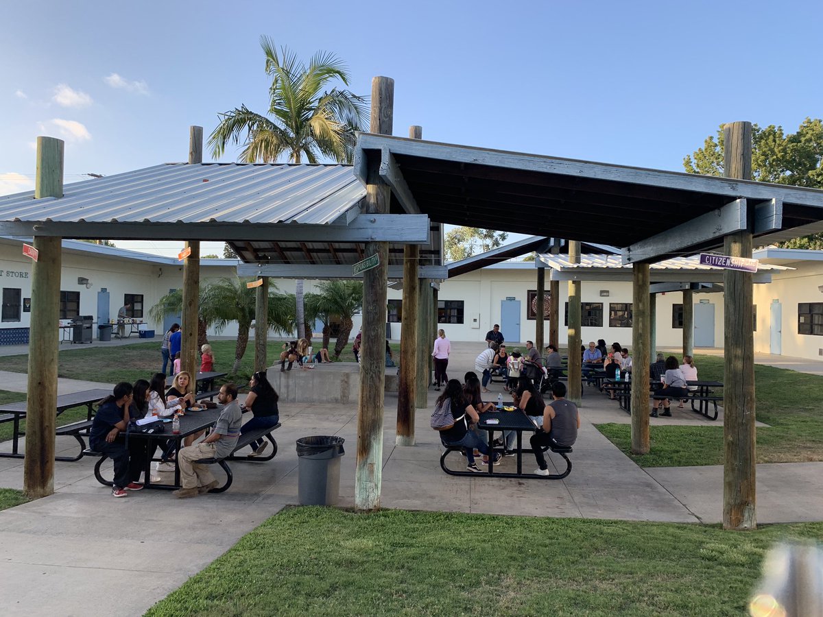 Alta Vista HS and Vista Visions Academy Back to School Night. Parents, students and staff working together. #schooldifferently #itsallaboutthekids #WhatsYourWhy <a href="/mlsnyder92/">Michelle Snyder</a> <a href="/SatiAviles/">Sati Aviles</a> <a href="/VistaUnifiedSD/">Vista Unified School District</a> @SupLinda @DrSteitz