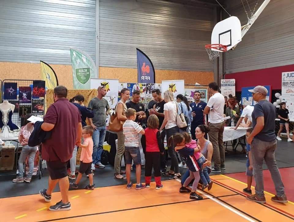 Union_Cit_VLA's tweet photo. Présents lors des journées des associations de @VilleneuveLezA, l'@Union_Cit_VLA a eu l'occasion de rencontrer les associations. Cela nous a permis de pouvoir échanger sur leurs attentes dans le cadre des #Municipales2020 et de notre #GrandeConsultation.
Avec @F_Lemont https://t.co/JAVSou2Tkq