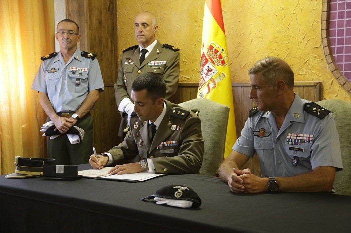 FUTER_ET's tweet photo. Toma de mando en el #BZPAC y el #GACAPAC #Paracaidistas @EjercitoTierra El teniente coronel Beamud, y el teniente coronel Ramajo, nuevos jefes de #Artillería e #Ingenieros #BRIPAC https://t.co/twHzJEkuWX