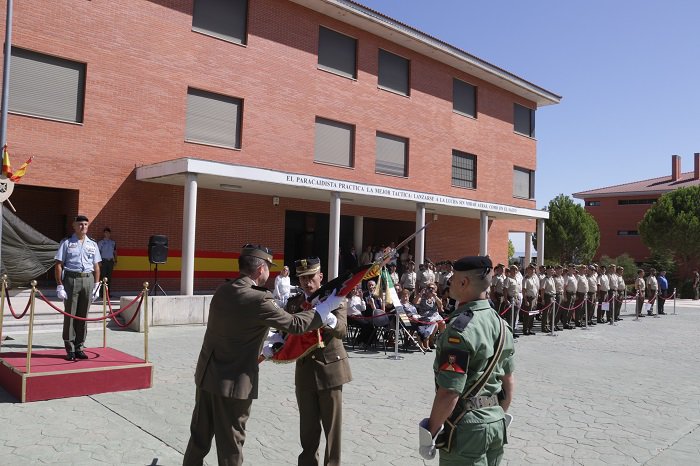 FUTER_ET's tweet photo. Toma de mando en el #BZPAC y el #GACAPAC #Paracaidistas @EjercitoTierra El teniente coronel Beamud, y el teniente coronel Ramajo, nuevos jefes de #Artillería e #Ingenieros #BRIPAC https://t.co/twHzJEkuWX