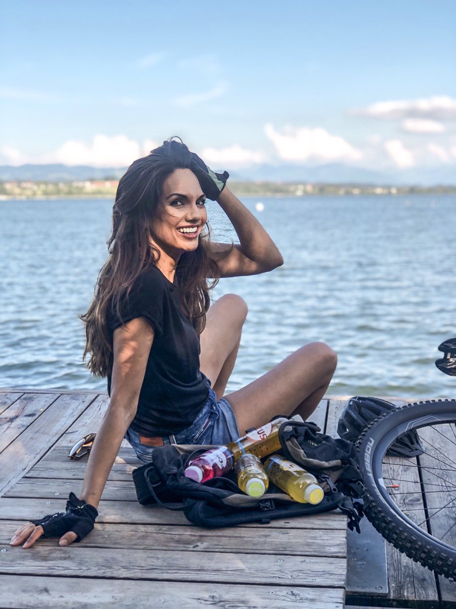 focuswater's tweet photo. "FOCUSWATER passt super zu sportlichen und engagierten Menschen wie mich." — Anna Maier

Wir glauben, FOCUSWATER hat das Herz von Anna erobert. 😏

Anna Maier ist Journalistin, Autorin, Moderatorin, Unternehmerin, Mutter und einfach eine sympathische Powerfrau. https://t.co/4iDIVAt9ww