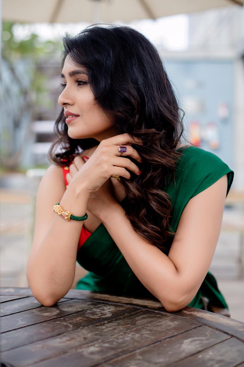 ComCvtv's tweet photo. Modern Beauty Actress #VaniBhojan Latest Photoshoot Stills

Shot by @kiransaphoto 

@vanibhojanoffl @teamaimpr https://t.co/cf6Eq6k4OO