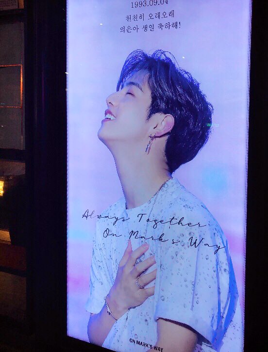 honeybee_70422's tweet photo. @93OMW94 넋넣고 바라보다가 정류장 채로 뽑아오려했지만😏 심장만 부여잡다 왔습니당!

OMW on Mark’s way💓

니가 있는 곳은 항상 빛이나🌟✨
마크야 언제 어디서든 행복해야해 사랑해🐰
#HappyXXVIIMarkTuan @mtuan93 
#반짝반짝빛나는_마크_생일축하해 https://t.co/hKOeyIHfE4
