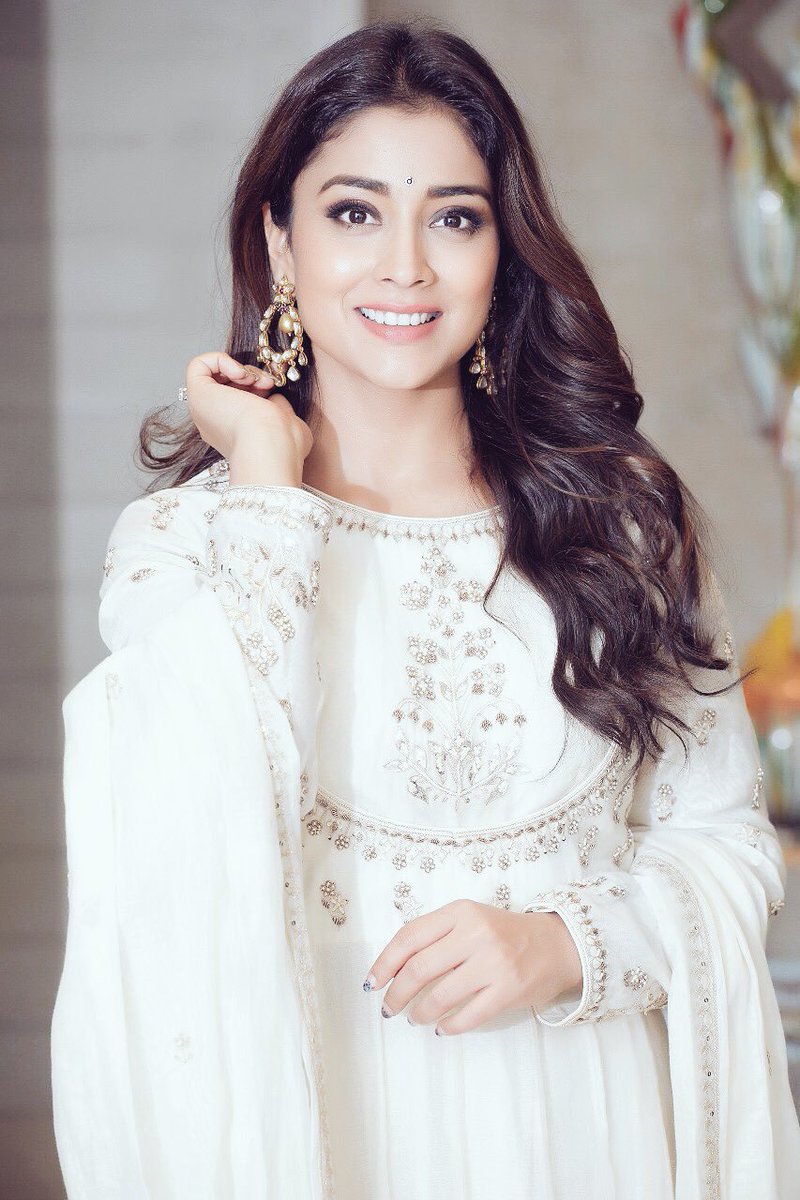 Liya_Debonair's tweet photo. HBD Evergreen Beauty !! @shriya1109 ❤️😍 #Happy37 🔥
#HappyBirthdayShriya 
#HBDShriyaSaran 
#HBDKamaMaharani https://t.co/xffu0qjmUg