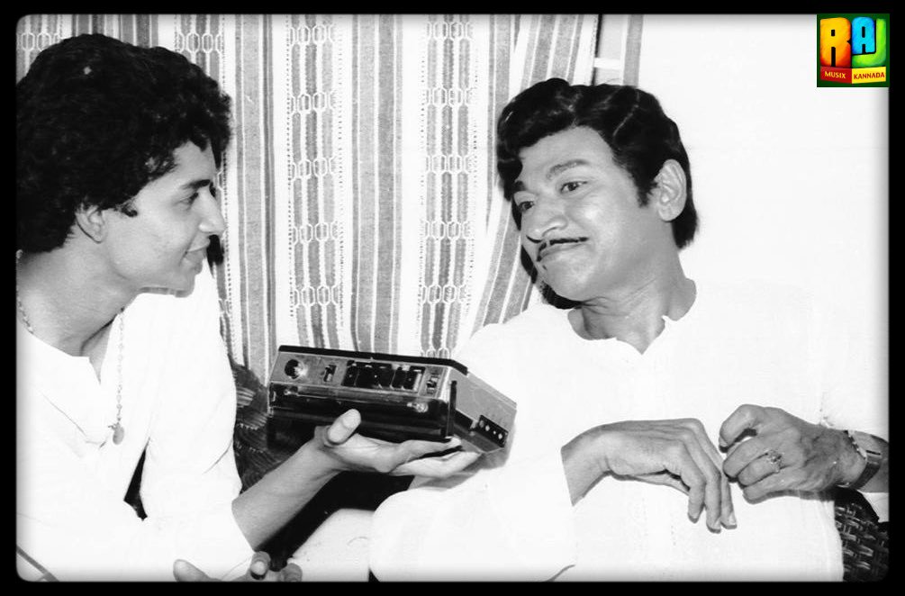 RAJMUSICKANNADA's tweet photo. ಪದ್ಮಭೂಷಣ ಅಣ್ಣಾವ್ರ ಅಪರೂಪದ ಚಿತ್ರ 🙏🙏
#DrRajDairies #Memoryalbum #Rarephoto #RajMusicKannada https://t.co/qYktWfTYyP