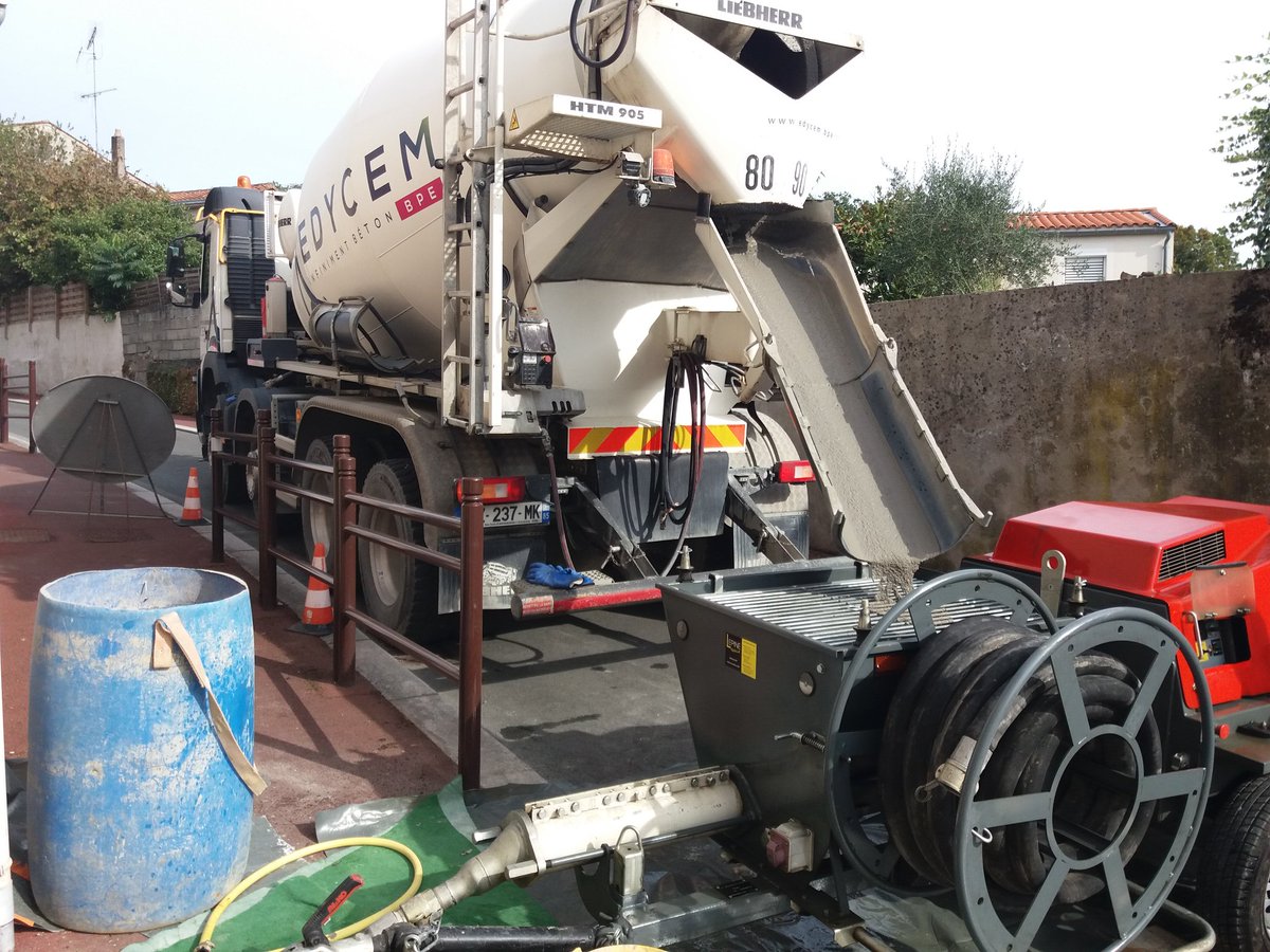lboudaud_edycem's tweet photo. #beton Remplissage de blocs pour #piscine Collaboration @Edycem_Beton SCBM Les Herbiers,  SRP CONCEPT et EASY PISCINE. Bravo aux équipes. https://t.co/AL5p2EM4r6 https://t.co/uK3MIn7D3c