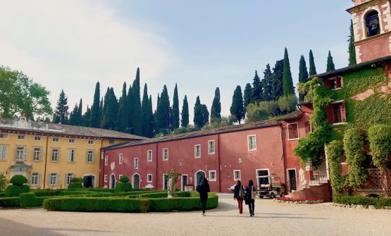 identitagolose's tweet photo. .@Oseleta, il Mediterraneo sul Garda.
Scopriamo il ristorante di @VillaCordevigo a Cavaion Veronese, nel circuito Relais &amp; Châteaux. Chef è il campano D'Aquino... https://t.co/ntBLmf2HN3 https://t.co/NJDYjaGnBb