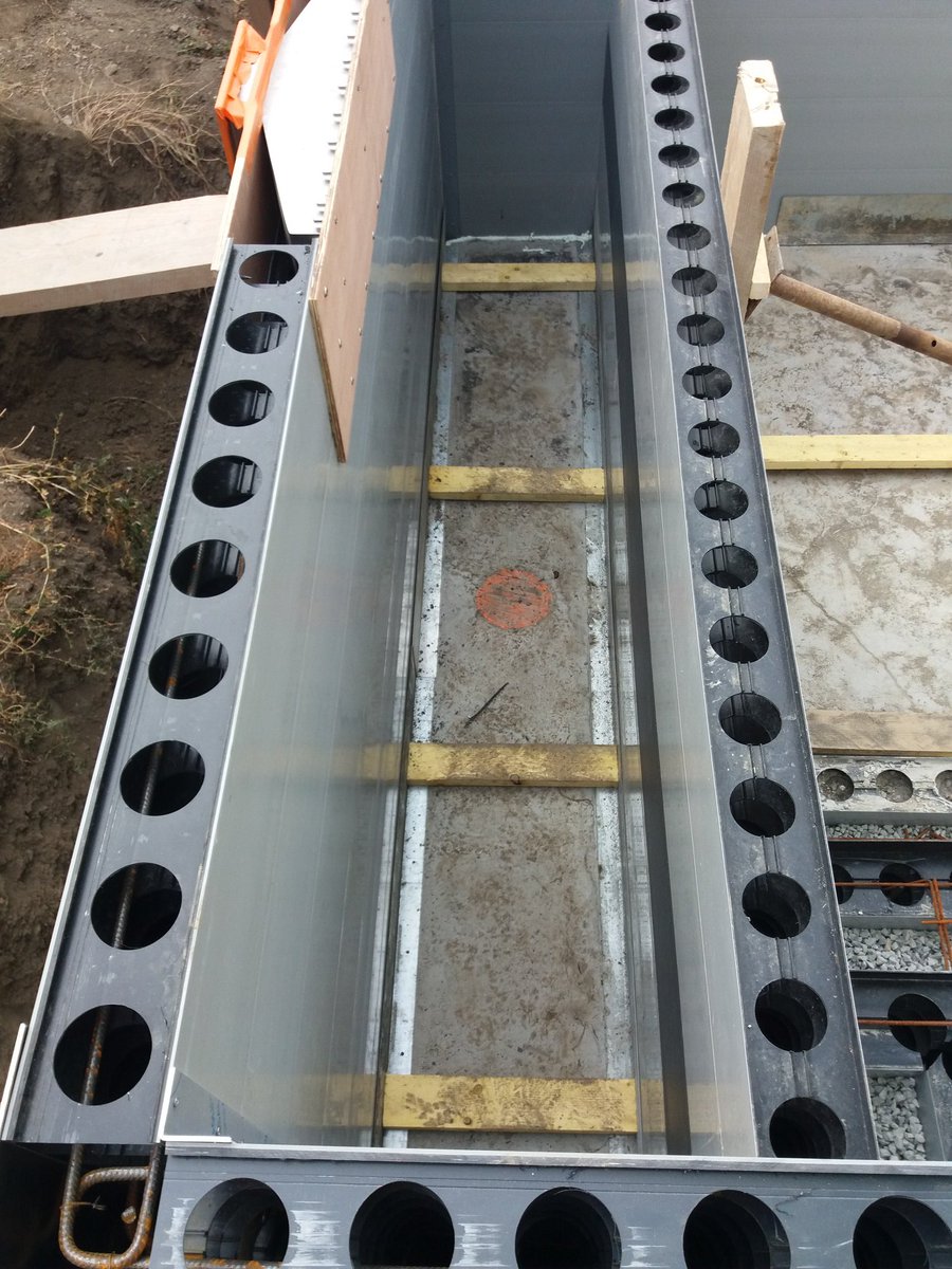 lboudaud_edycem's tweet photo. #beton Remplissage de blocs pour #piscine Collaboration @Edycem_Beton SCBM Les Herbiers,  SRP CONCEPT et EASY PISCINE. Bravo aux équipes. https://t.co/AL5p2EM4r6 https://t.co/uK3MIn7D3c