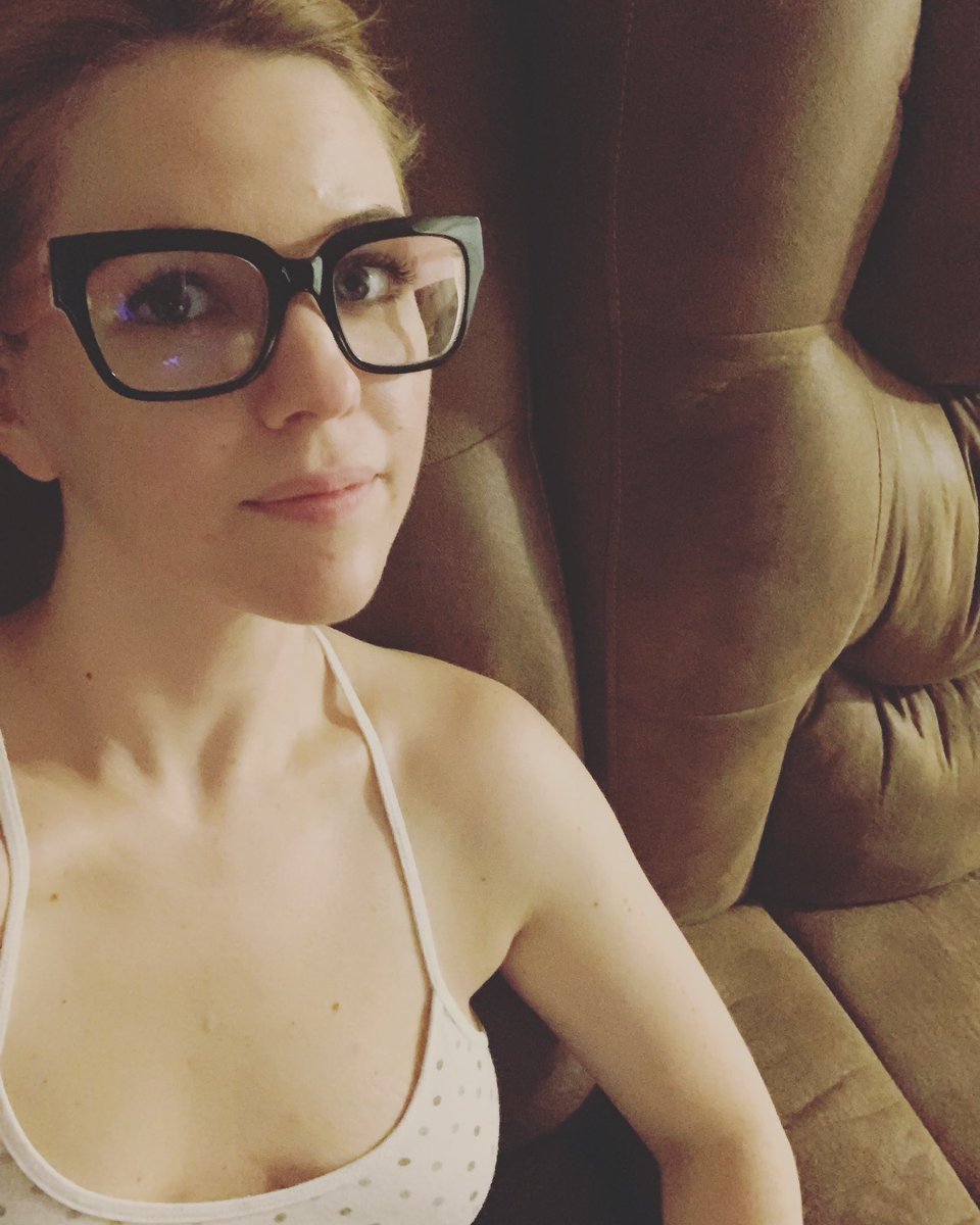 thelaurafaye's tweet photo. Late night #TV time or as I like to call it.. research 🤓 #actorslife #goldenage #somanyshows 📺 https://t.co/UPbvNBvtBF