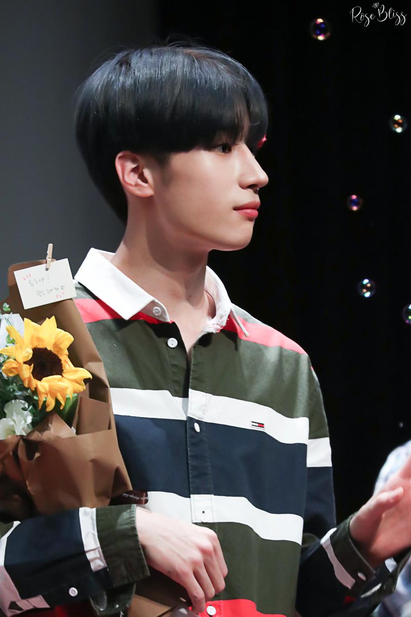 _puremoon's tweet photo. 190907 상암 누리꿈 팬싸

당신의 생각을 켜놓은 채 잠이 들었습니다.
/함민복, 가을

  #한승우 #Hanseungwoo #X1 #엑스원 https://t.co/k03052eKI1