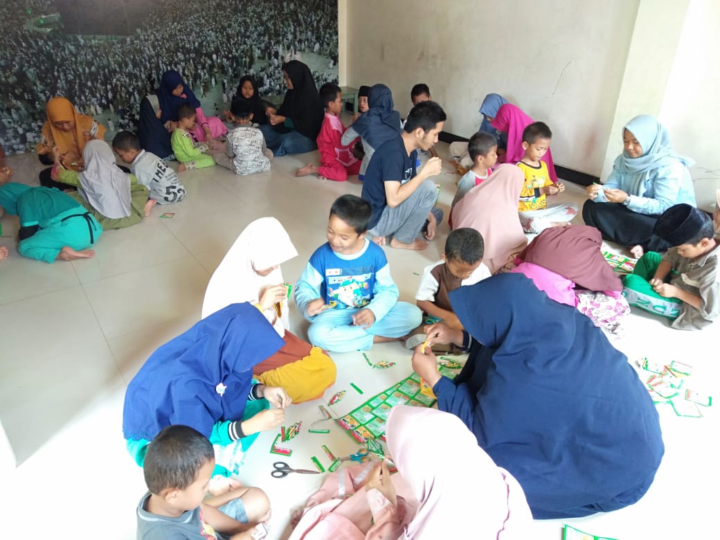 kresekkudus's tweet photo. Berjumpa lagi dengan adik-adik di pondok Nun Kudus, kelas kereasi kali ini membuat bross dan gantungan kunci kuou-kupu dari sampah kemasan minuman plastik. https://t.co/Cse7kZMV2V