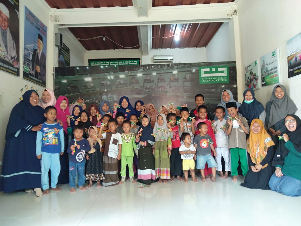 kresekkudus's tweet photo. Berjumpa lagi dengan adik-adik di pondok Nun Kudus, kelas kereasi kali ini membuat bross dan gantungan kunci kuou-kupu dari sampah kemasan minuman plastik. https://t.co/Cse7kZMV2V