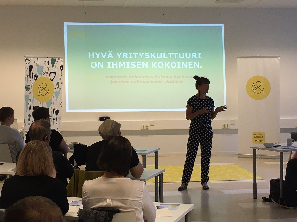eveliinavr's tweet photo. ”Hyvä brändi on sisältä kaunis” 🌱 @aavabang aamiaistilaisuus käynnissä #Jyväskylä’ssä. Tärkeitä teemoja mm. #yrityskulttuuri #johtaminen #työntekijäkokemus #brändi Lavalla timanttiset @tapuholttinen ja @ViljaLaaksonen 💎 https://t.co/MVaE2Z3GeX
