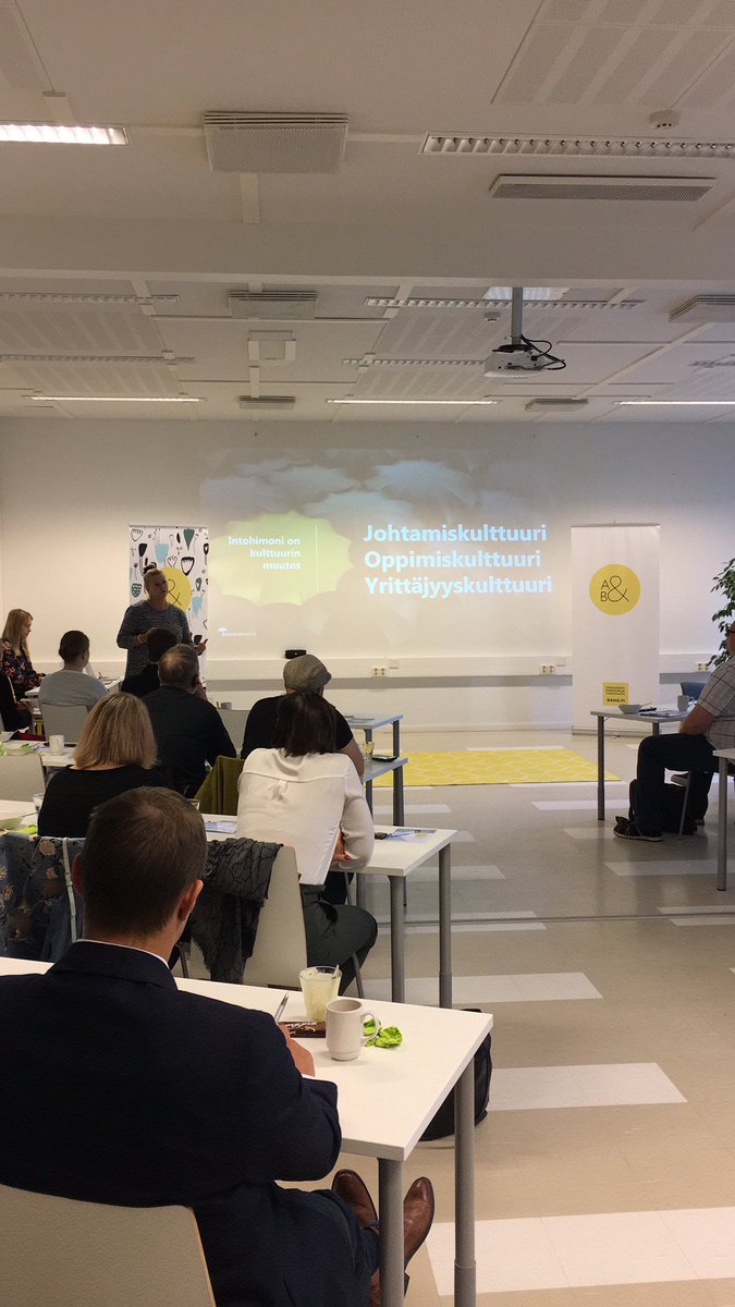 ”Hyvä brändi on sisältä kaunis” 🌱 <a href="/aavabang/">Aava & Bang</a> aamiaistilaisuus käynnissä #Jyväskylä’ssä. Tärkeitä teemoja mm. #yrityskulttuuri #johtaminen #työntekijäkokemus #brändi Lavalla timanttiset @tapuholttinen ja <a href="/ViljaLaaksonen/">Vilja Laaksonen</a> 💎