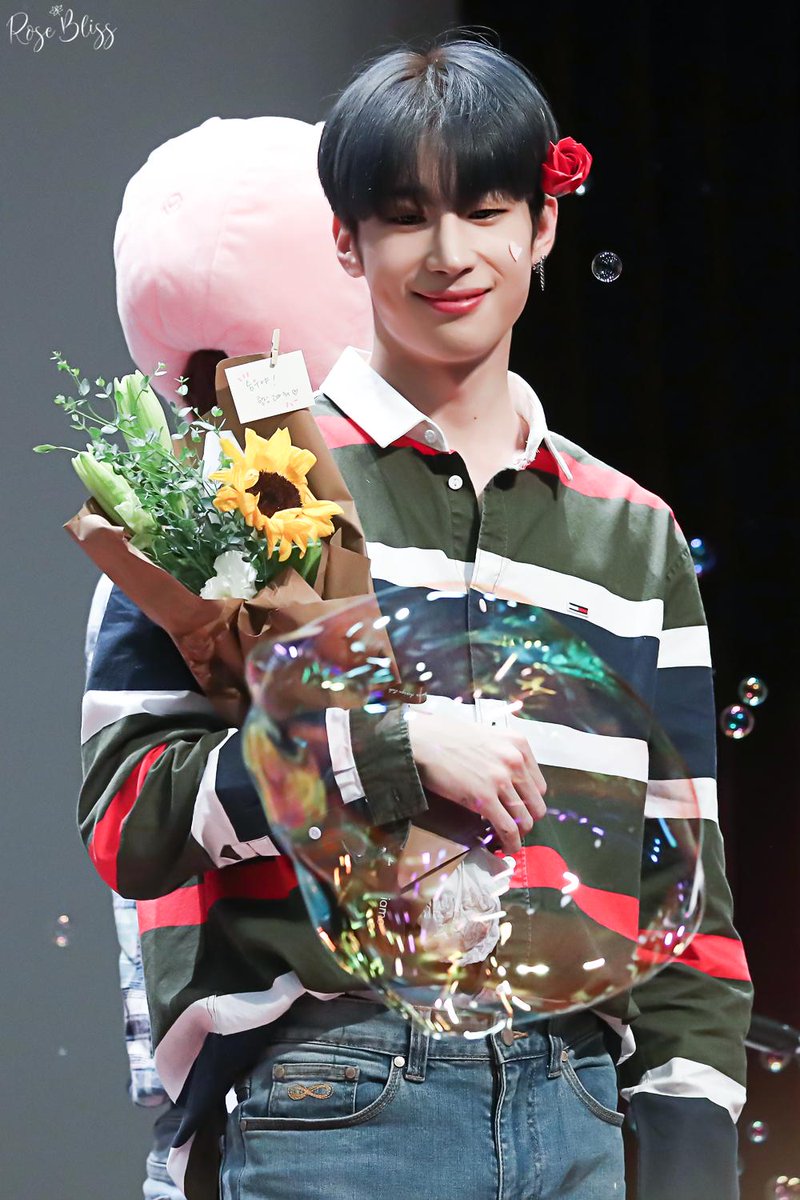 _puremoon's tweet photo. 190907 상암 누리꿈 팬싸

당신 나지막한 목소리와
웃는 얼굴, 콧노래 한 구절이면
한아름 바다를 안은 듯한 기쁨이겠습니다
/나태주, 선물

  #한승우 #Hanseungwoo #X1 #엑스원 https://t.co/ZHBbybLBUo