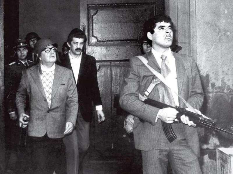 MarcoRizzoDSP's tweet photo. #11Settembre1973. Il martirio di Salvator #Allende è la dimostrazione plastica che il capitalismo rispetta la cosiddetta democrazia solo se non perde, altrimenti arriva il golpe e la morte. In Italia quella lezione non fu capita e si propose il "compromesso storico", sbagliando. https://t.co/aSBvDRBAzx