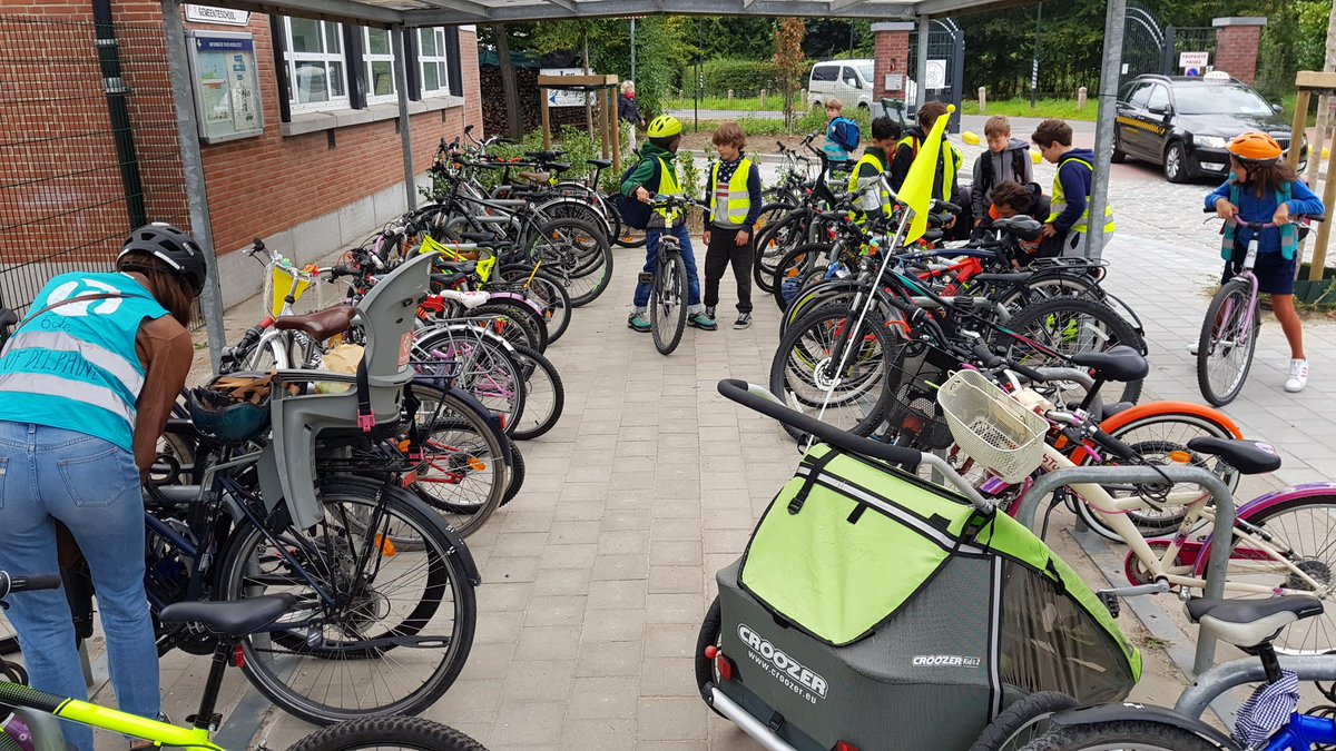 AntBertrand's tweet photo. mercredi matin devant l'école #Jolibois / #mooibos il devient difficile de trouver une place de parking ;-) #somethingischanging
#mobilityshift @BeGoodMove https://t.co/HPTPo6PuyO