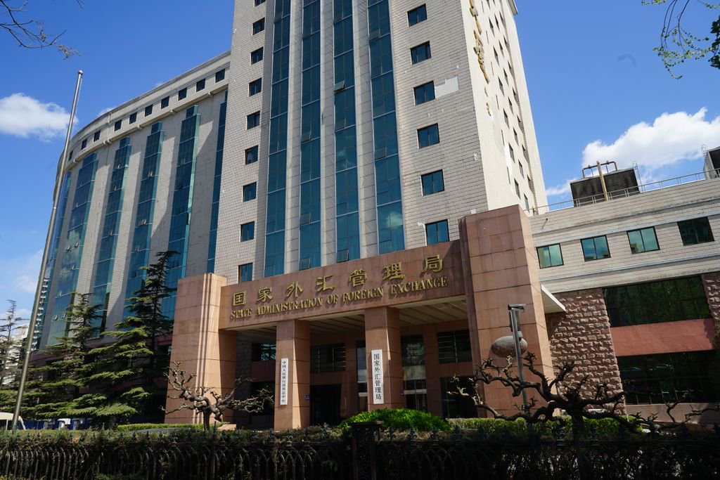 CGTNFrancais's tweet photo. L'Administration nationale des changes de Chine a annoncé qu'elle supprimerait les restrictions sur les quotas d'investissement pour les investisseurs institutionnels étrangers qualifiés (#QFII) et les investisseurs institutionnels étrangers qualifiés en RMB (#RQFII). https://t.co/Q2dRhj8WeA