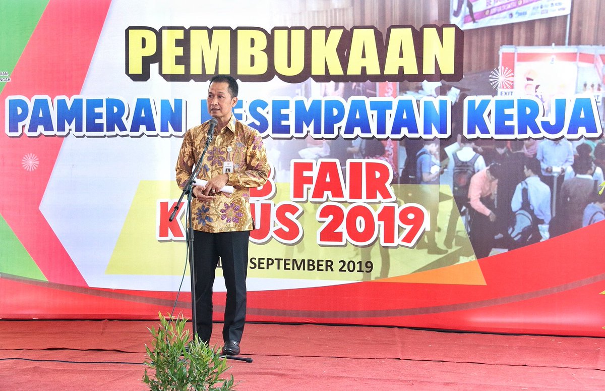 Pemkab_Kudus's tweet photo. Plt. Bupati Kudus H.M. Hartopo membuka job fair 2019 yang berlangsung di gedung Graha Mustika, Rabu (11/9) siang. H.M. Hartopo menyampaikan job fair merupakan salah satu upaya Pemerintah Kabupaten Kudus membuka kesempatan kerja bagi masyarakat. https://t.co/ylhK0wrd7a