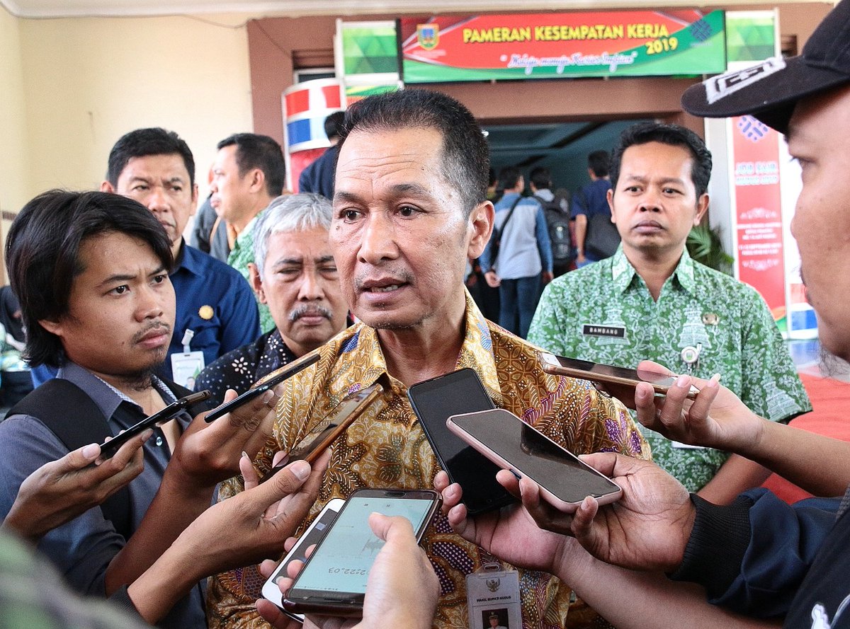 Pemkab_Kudus's tweet photo. Plt. Bupati Kudus H.M. Hartopo membuka job fair 2019 yang berlangsung di gedung Graha Mustika, Rabu (11/9) siang. H.M. Hartopo menyampaikan job fair merupakan salah satu upaya Pemerintah Kabupaten Kudus membuka kesempatan kerja bagi masyarakat. https://t.co/ylhK0wrd7a