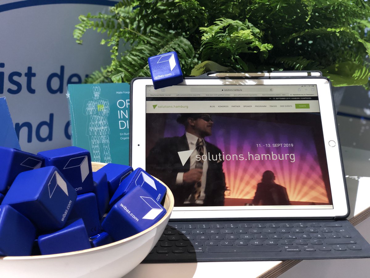 Kennt ihr das Problem im Großraumbüro zu arbeiten und ständig aus dem Thema rausgerissen zu werden? Bei uns im Team stecken wir einfach einen Würfel an den Laptop und schon weiß jeder das ich nicht gestört werden will. Die gibt es auch auf der @solutionsHH zum mitnehmen #shh19