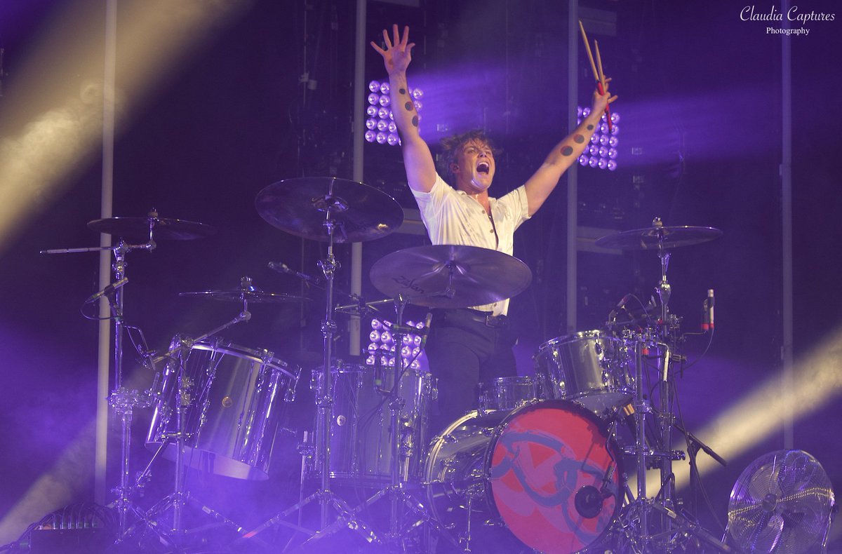 ClaudiaCaptures's tweet photo. Every time he climbs up the drums, he is ready to give another amazing show. No matter what, @Ashton5SOS always makes sure that everybody will have an amazing experience at the end of every single show https://t.co/WyFbvLPR9P