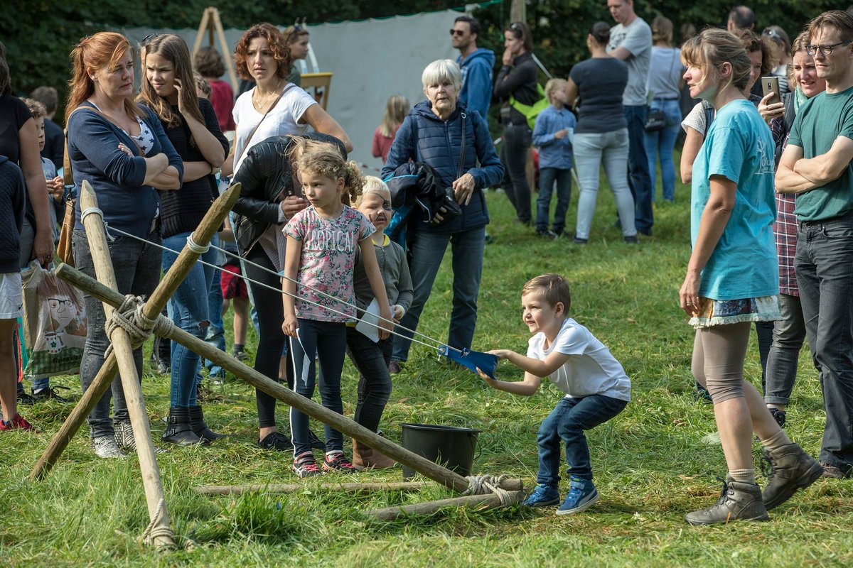Op de historische paardenrenbaan Woestduin is van alles te doen voor kinderen tijdens MOOOISTE: boogschieten, bamboestieken, hardlopen, touwtjesspringwedstrijd en mega-jengaspel. Kinderen zullen zich hier prima vermaken. 
landschapnoordholland.nl/moooiste/kinde…