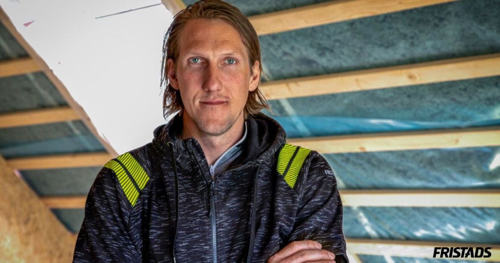 De handige #handbalspeler Anders Persson combineert #topsport met het werk als #timmerman. Hoe hij dit doet en hoe zijn dag eruit ziet lees je in dit artikel op onze website: buff.ly/2MHL3Dz