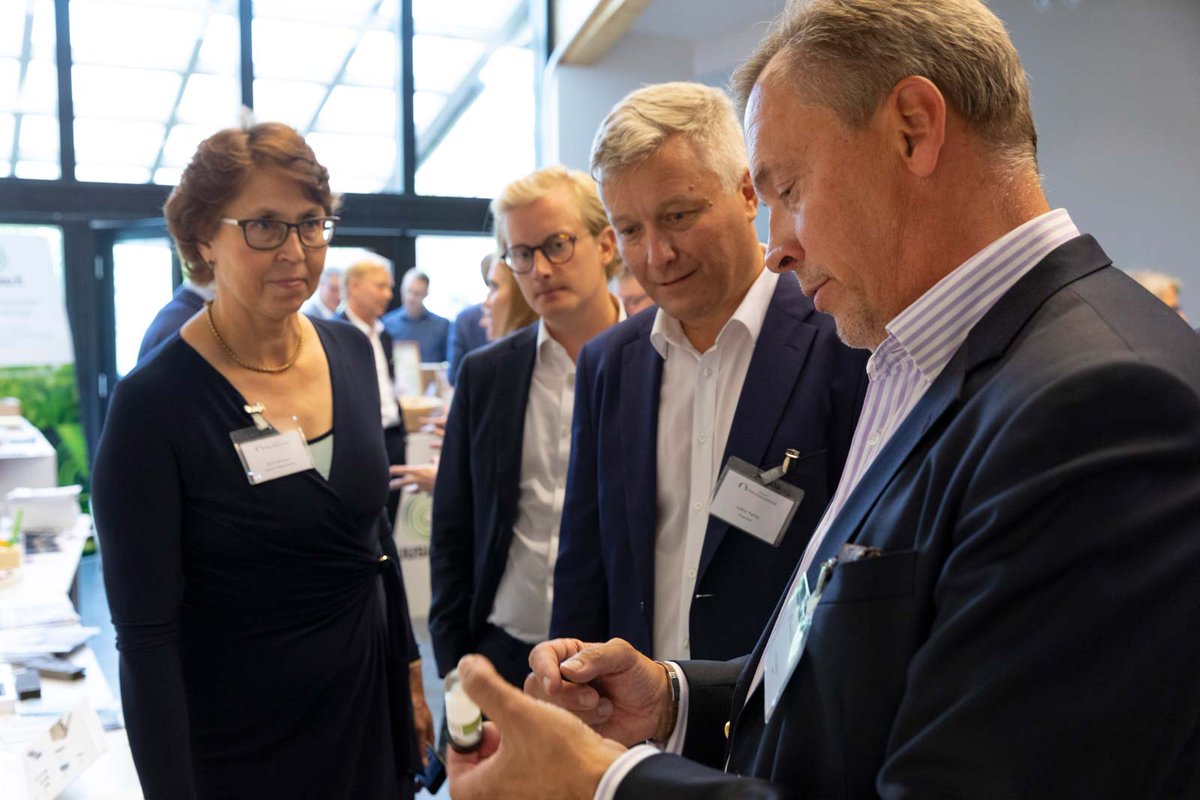 UPMGlobal's tweet photo. Evp, technology, Jyrki Ovaska presenting our innovations in Forest Academy. Jyrki and the members discuss #GrowDex hydrogel suitable for medical development and research. Biofore at its best! Thank you for the invitation @forestfinland! #upmbiofore #madeofwood #biomedicals https://t.co/t0NwaybtRG