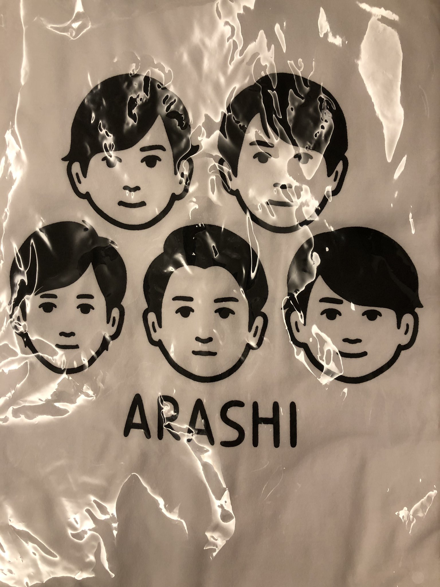 Daibouchou Noritakeさんコラボの嵐顔イラスト がジワジワ来る これはtシャツの図柄ですが 鼻 口 眉毛の微妙な線の違いが彼らの顔の特徴を捉えていて こんなシンプルなイラストなのに 彼らにしか見えない 凄いから ついこのコラボグッズを沢山買い