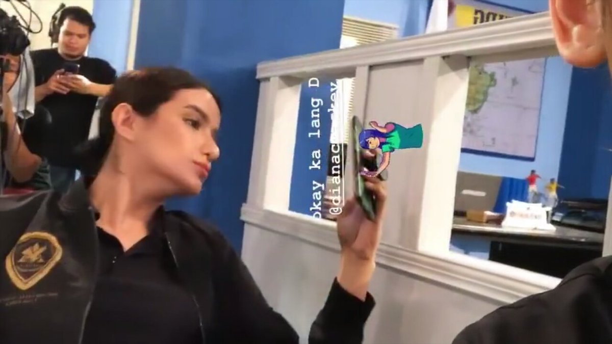 sapphicluvvr's tweet photo. when ur girl is taking random videos of you yie haharot nyo oh dianer may tanong si frengky

#FRANKIANAforMACPh https://t.co/njdn6YQUZb