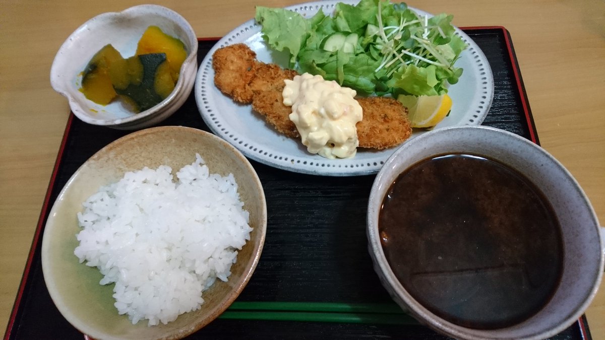 小襟 一昨日の夕飯 秋鮭のフライ 南瓜の煮物 赤だし 秋鮭最高に美味しい パン粉に刻んだイタパセを混ぜてみました タルタルソースも手作り Twitter家庭料理部 料理好きな人と繋がりたい 信楽焼 多治見焼