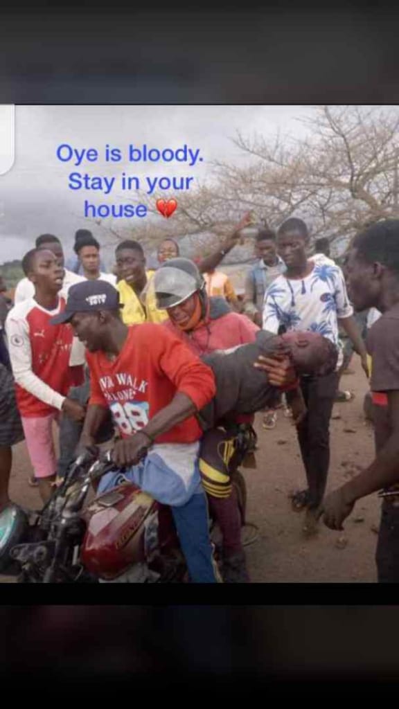 jharmo's tweet photo. Two students of Federal University Oye Ekiti (FUOYE) were allegedly killed by security convoy attached to the wife of Ekiti State Governor @kfayemi.The students were protesting peacefully against electricity blackouts by BEDC. Shall  @PoliceNG continue to kill our bright minds? https://t.co/rmFC1014sa