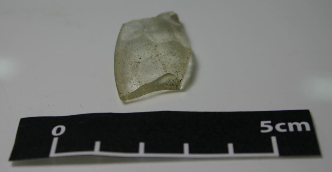 romanpalace's tweet photo. Day 3:
A fragment of a Roman glass spoon from @romanpalace. Plus the publication drawing, in case you don't believe us.
#GlassWeek #terriblephoto https://t.co/ggRLfhNuti