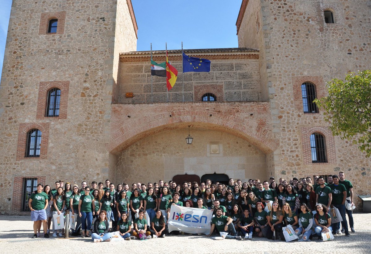 UExStudyAbroad's tweet photo. Damos la bienvenida a 420 estudiantes internacionales en la Welcome Week. ¡Welcome to UEx! Deseamos que disfrutéis de una experiencia inolvidable en Extremadura #UExWelcomeWeek
https://t.co/dOc0UjvWnU https://t.co/mnqTpjVYxf