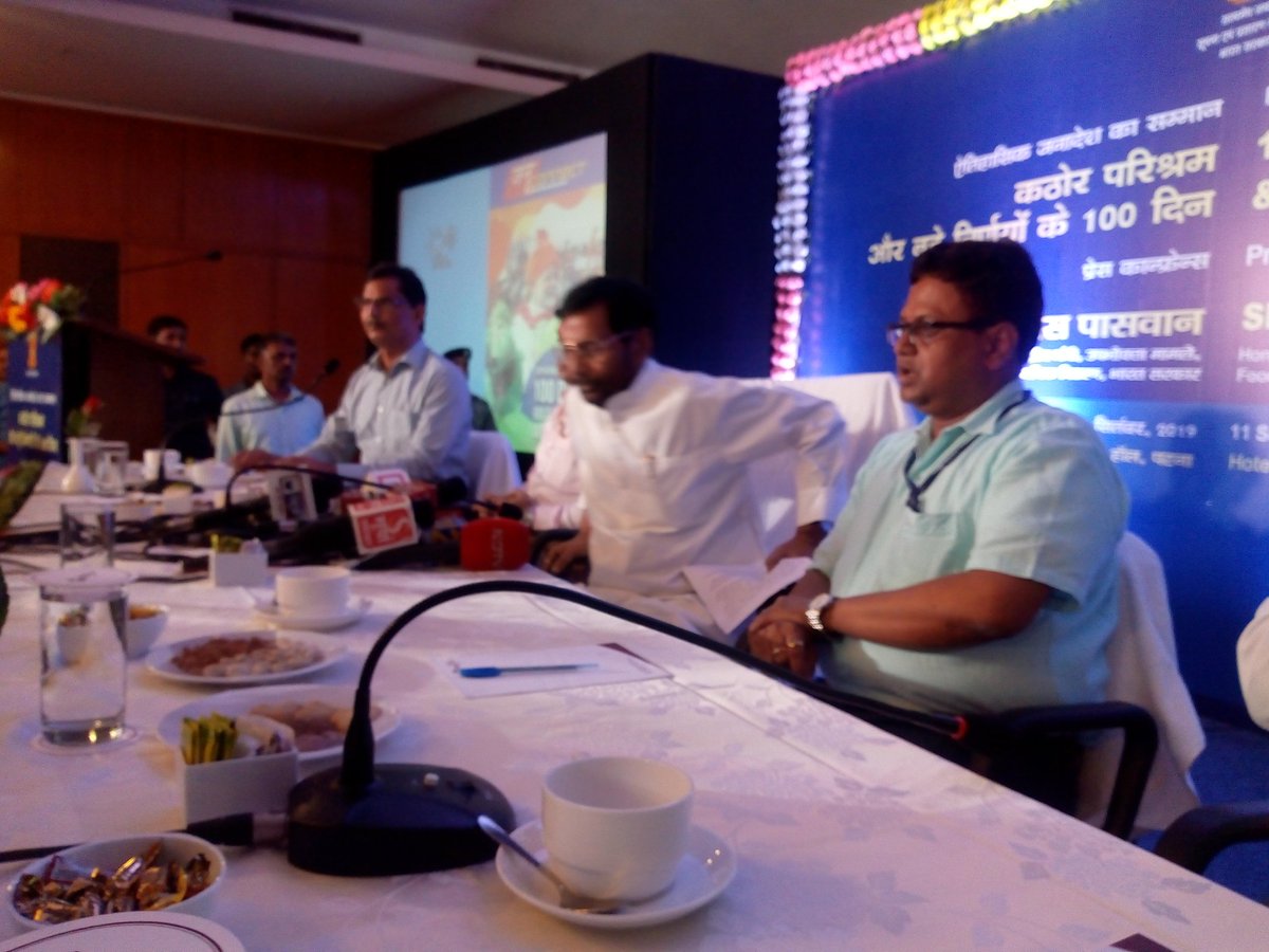 PIB_Patna's tweet photo. केंद्रीय मंत्री श्री @irvpaswan ने कहा
भ्रष्टाचार को लेकर प्रधानमंत्री का नया नारा है “न सोएगें न सोने देंगे”।
#JanConnect #MODIfied100 #100DaysOfGovernment #सरकारके100दिन
@IPRD_Bihar
@DDNewsLive
@ddnewsBihar
@airnews_patna
@jagograhakjago https://t.co/yeuXoeBwMU