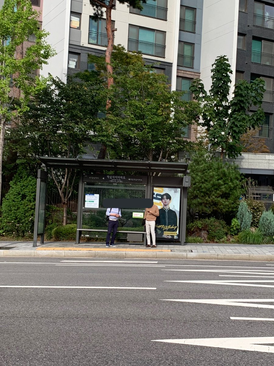 917_dongramg's tweet photo. 우연히 운전중에 지나가다 고개 돌렸는데 있는거에요! 맙소사🥳 멀리서 봐도 동현이가 너무 예쁘게 잘 보이는거 이쬬...💕
저화질 인증 뎨둉함다 ㅎㅎ ㅠㅠ
@KDH_SunLight https://t.co/mSvi7G27uO