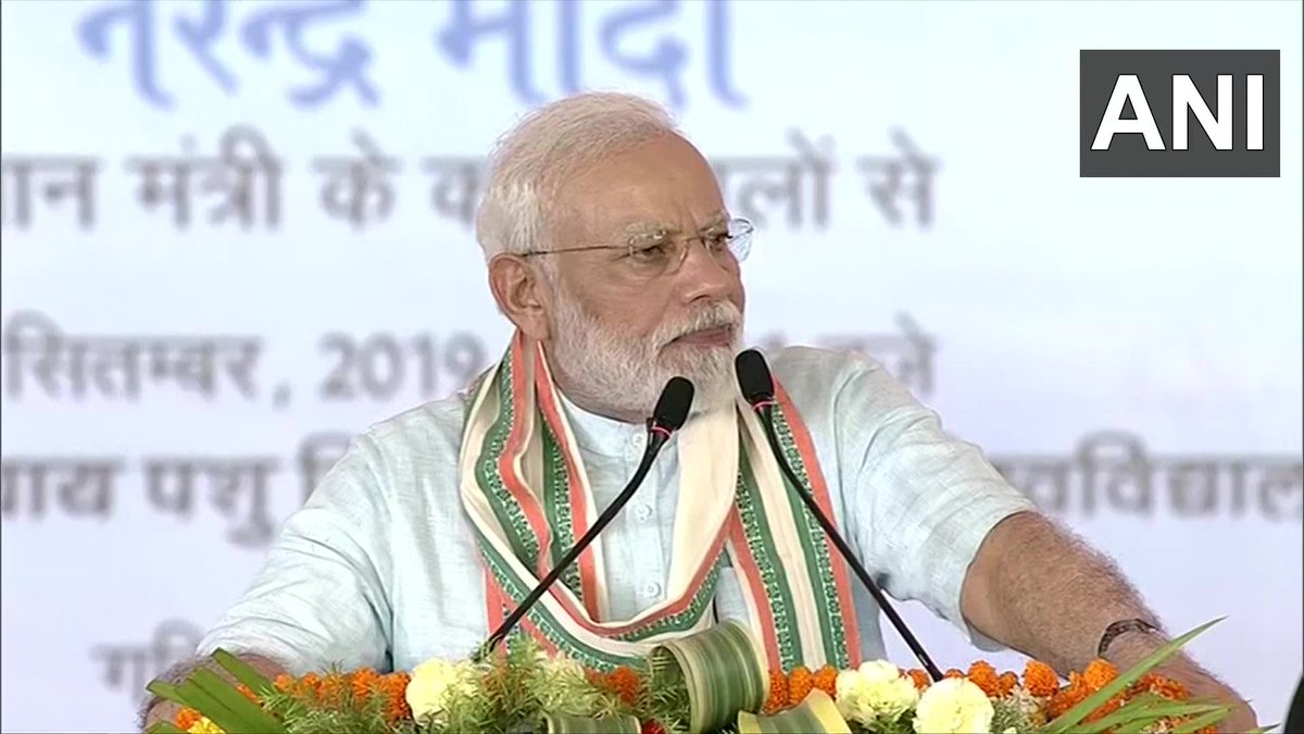 PM Modi in Mathura: Iss desh ka durbhagya hai ki kuchh logo ke kaan par agar 'om' aur 'gaaye' shabd padhta hai to unke baal khade ho jate hain, unko lagta hai desh 16th shatabdi mein chala gaya, aisa gyaan, desh barbaad karne walo ne desh barbaad karne mein kuchh nahi chhoda hai.