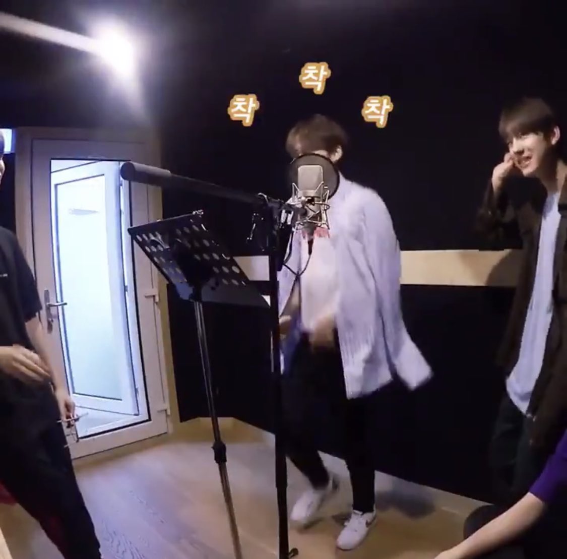 Dingdeul_isReal's tweet photo. #딩들 
그저 술에 취해 너를 찾아
해매 난🎵
                               술에 취해서 헤맨대
                               어또가니 어또가니〰️ https://t.co/GEyaIb122p