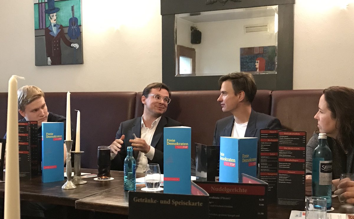 #Düsseldorf digital: Guter Austausch gestern im OV3 mit Chief Digital Officer <a href="/alexsmoli/">Alex</a> , wie es einfacher und effizienter wird dank Digitalisierung. #smartcity