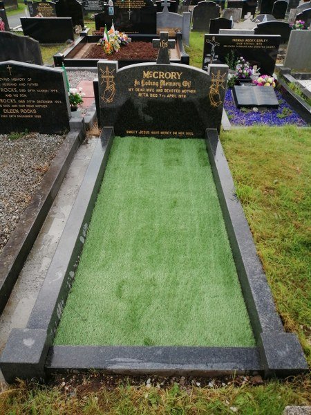 A graveside near open grass or under trees can soon become very untidy and messy with strimmed grass and falling leaves turning decorative stones into a mossy weedy mix. An option available from We Tidy Graves is artificial grass Tel 07718282816 #cleaninggraves