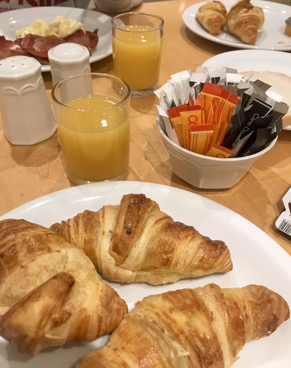 Lorena Si In Effetti Quando Ogni Mattina C E La Colazione Continentale A Buffet Che Ti Aspetta Ti Mangeresti Anche Il Cameriere Good Morning London London Goodmorning Breakfast Vacation Relax